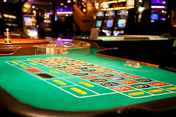 Dream Gaming live slot interface on bisnis555 showing dealer host and betting controls